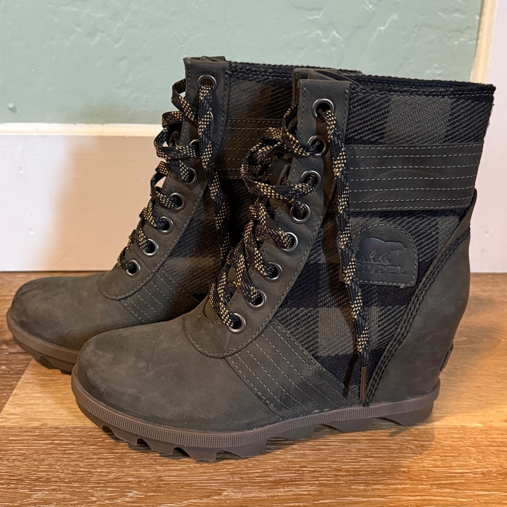 Sorel Olive and Black Wedge Boots - Picture 4 of 6